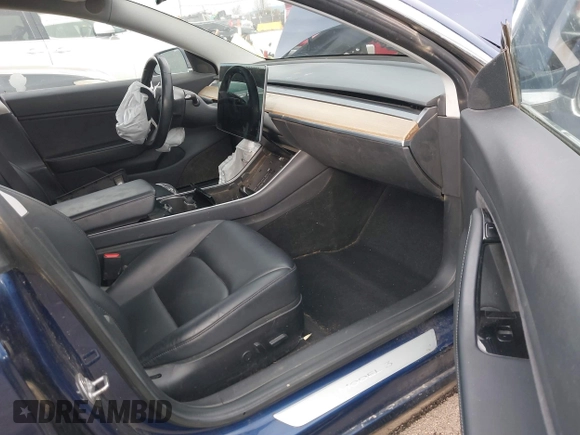 2018 Tesla Model 3 Long Range Battery z VIN 5YJ3E1EA3JF043451, wystawiony jako IAAI lot #41529214 z przebiegiem 65 375 mil mil oraz . Historia ofert i sprzedaży dostępna na DreamBid. Obrazek 5.