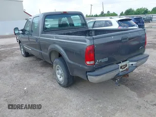 2003 Ford F-250 XL z VIN 1FTNW20L83EB89353, wystawiony jako IAAI lot #42127178 z przebiegiem 257 245 mil mil oraz . Historia ofert i sprzedaży dostępna na DreamBid. Obrazek 3.
