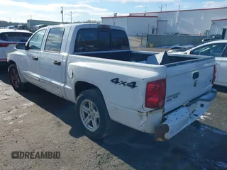 2007 Dodge Dakota SLT z VIN 1D7HW48JX7S166780, wystawiony jako IAAI lot #41375942 z przebiegiem 148 778 mil mil oraz . Historia ofert i sprzedaży dostępna na DreamBid. Obrazek 3.