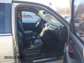 2008 Cadillac Escalade with VIN 1GYEC63808R179529, listed as a IAAI auction lot 41217012 with 244,299 mi miles. Bid and sale history available at carsss.com. Image 5.