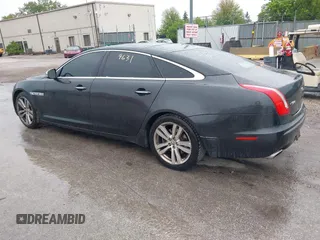 2012 Jaguar XJ XJL z VIN SAJWA2GB5CLV30883, wystawiony jako IAAI lot #42369631 z przebiegiem 114 018 mil mil oraz . Historia ofert i sprzedaży dostępna na DreamBid. Obrazek 3.