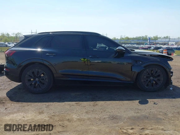 2024 Audi Q8 e-tron Prestige z VIN WA16ABGE6RB005963, wystawiony jako IAAI lot #42067970 z przebiegiem 7 113 mil mil oraz . Historia ofert i sprzedaży dostępna na DreamBid. Obrazek 13.