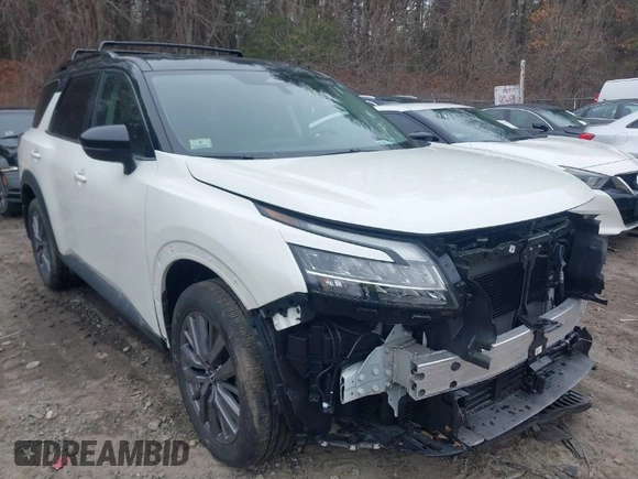 2023 Nissan Pathfinder SL z VIN 5N1DR3CD3PC277947, wystawiony jako IAAI lot #41766056 z przebiegiem 17 809 mil mil oraz . Historia ofert i sprzedaży dostępna na DreamBid. Obrazek 1.