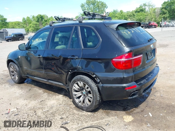 2013 BMW X5 xDrive50i z VIN 5UXZV8C54D0C15421, wystawiony jako IAAI lot #42298535 z przebiegiem 118 890 mil mil oraz . Historia ofert i sprzedaży dostępna na DreamBid. Obrazek 3.