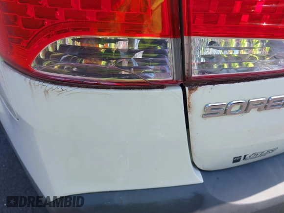 2011 Kia Sorento EX z VIN 5XYKU4A23BG041627, wystawiony jako IAAI lot #42409457 z przebiegiem Nie podano mil oraz . Historia ofert i sprzedaży dostępna na DreamBid. Obrazek 6.