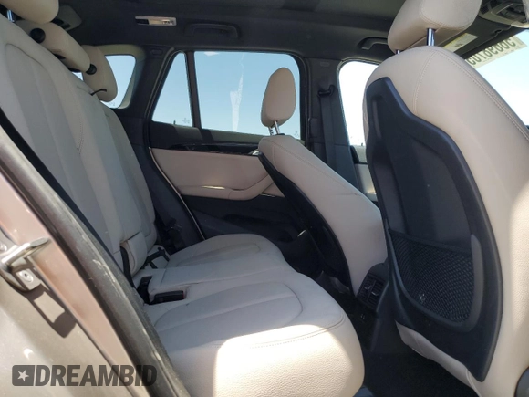2022 BMW X1 xDrive28i z VIN WBXJG9C0XN5V40453, wystawiony jako Copart lot #56698705 z przebiegiem 31 091 mil mil oraz Szkoda całkowita • Salvage title. Historia ofert i sprzedaży dostępna na DreamBid. Obrazek 11.