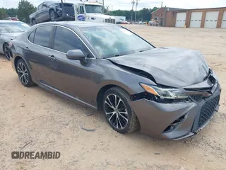 2019 Toyota Camry LE z VIN 4T1B11HK2KU250977, wystawiony jako IAAI lot #42310968 z przebiegiem 135 263 mil mil oraz . Historia ofert i sprzedaży dostępna na DreamBid. Obrazek 1.