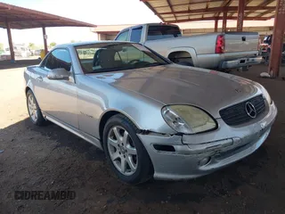 2002 Mercedes-Benz SLK 230 Kompressor z VIN WDBKK49FX2F251009, wystawiony jako IAAI lot #42443840 z przebiegiem 82 655 mil mil oraz . Historia ofert i sprzedaży dostępna na DreamBid. Obrazek 1.