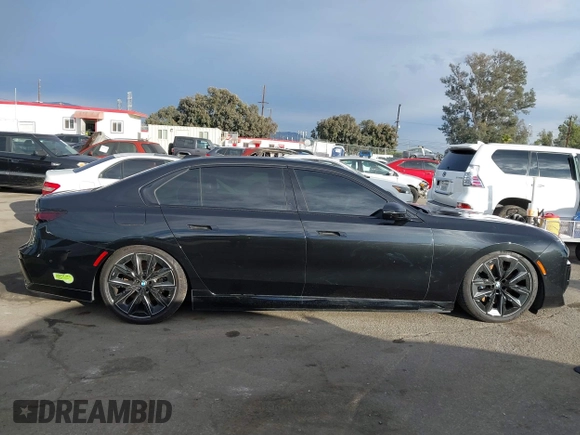 2023 BMW i7 xDrive60 z VIN WBY53EJ08PCN64169, wystawiony jako IAAI lot #40994066 z przebiegiem 6326 mil mil oraz . Historia ofert i sprzedaży dostępna na DreamBid. Obrazek 13.