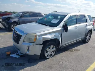 2011 GMC Terrain SLE-1 z VIN 2CTALMEC2B6275986, wystawiony jako IAAI lot #42077770 z przebiegiem 103 390 mil mil oraz . Historia ofert i sprzedaży dostępna na DreamBid. Obrazek 2.