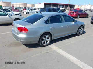2014 Volkswagen Passat Wolfsburg Edition z VIN 1VWAT7A39EC055174, wystawiony jako IAAI lot #42433368 z przebiegiem 81 321 mil mil oraz . Historia ofert i sprzedaży dostępna na DreamBid. Obrazek 4.