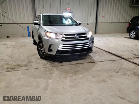 2018 Toyota Highlander LE z VIN 5TDBZRFH5JS889246, wystawiony jako Copart lot #57816195 z przebiegiem 50 747 mil mil oraz Szkoda całkowita • Salvage title. Historia ofert i sprzedaży dostępna na DreamBid. Obrazek 14.