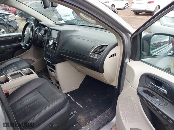 2013 Chrysler Town & Country Touring-L with VIN 2C4RC1CG5DR753435, listed as a IAAI auction lot 41889803 with 271,865 mi miles. Bid and sale history available at carsss.com. Image 5.