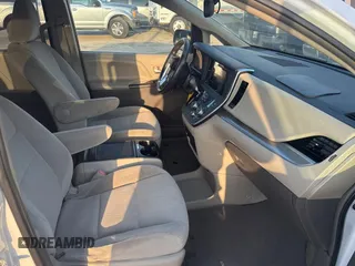 2015 Toyota Sienna LE AAS z VIN 5TDKK3DC5FS679407, wystawiony jako Copart lot #60572255 z przebiegiem 71 303 mil mil oraz Szkoda całkowita • Salvage title. Historia ofert i sprzedaży dostępna na DreamBid. Obrazek 5.