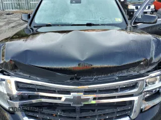 2017 Chevrolet Tahoe LT z VIN 1GNSKBKC6HR310870, wystawiony jako Copart lot #74953284 z przebiegiem 122 255 mil mil oraz Czysty tytuł • Clean title. Historia ofert i sprzedaży dostępna na DreamBid. Obrazek 12.