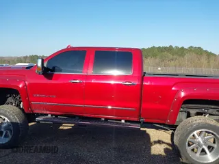 2018 GMC Sierra 2500HD Denali z VIN 1GT12UEY6JF272619, wystawiony jako IAAI lot #41743216 z przebiegiem 165 231 mil mil oraz . Historia ofert i sprzedaży dostępna na DreamBid. Obrazek 14.
