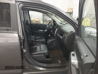 2016 Jeep Compass Latitude z VIN 1C4NJCEA7GD792821, wystawiony jako IAAI lot #42673045 z przebiegiem 112 774 mil mil oraz . Historia ofert i sprzedaży dostępna na DreamBid. Obrazek 5.