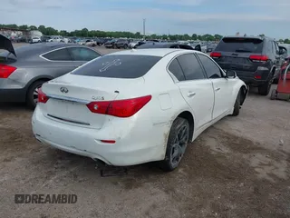 2015 Infiniti Q50 Premium z VIN JN1BV7APXFM352327, wystawiony jako IAAI lot #42367983 z przebiegiem 110 636 mil mil oraz . Historia ofert i sprzedaży dostępna na DreamBid. Obrazek 4.