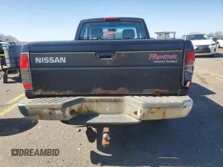 2000 Nissan Frontier XE z VIN 1N6ED26T3YC411827, wystawiony jako Copart lot #48612455 z przebiegiem 140 373 mil mil oraz Czysty tytuł • Clean title. Historia ofert i sprzedaży dostępna na DreamBid. Obrazek 6.