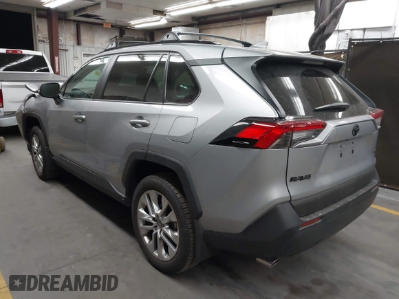 2025 Toyota RAV4 XLE Premium z VIN 2T3A1RFV9SW522259, wystawiony jako IAAI lot #42101238 z przebiegiem 1 479 mil mil oraz . Historia ofert i sprzedaży dostępna na DreamBid. Obrazek 3.
