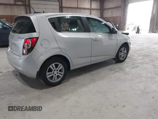 2016 Chevrolet Sonic LT z VIN 1G1JC6SG9G4151259, wystawiony jako IAAI lot #42341705 z przebiegiem 131 981 mil mil oraz . Historia ofert i sprzedaży dostępna na DreamBid. Obrazek 4.