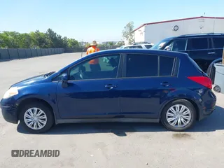 2008 Nissan Versa S z VIN 3N1BC13E88L382924, wystawiony jako IAAI lot #42302553 z przebiegiem 152 347 mil mil oraz . Historia ofert i sprzedaży dostępna na DreamBid. Obrazek 14.