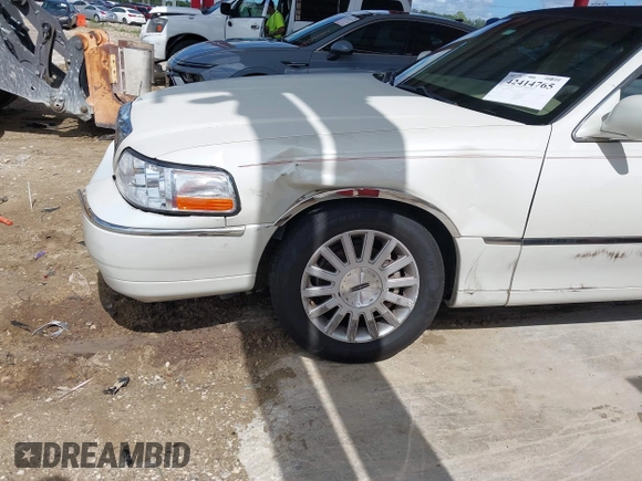 2006 Lincoln Town Car Signature z VIN 1LNHM81W36Y602874, wystawiony jako IAAI lot #42414765 z przebiegiem 121 459 mil mil oraz . Historia ofert i sprzedaży dostępna na DreamBid. Obrazek 6.