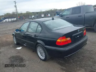 2005 BMW 3 Series 325i with VIN WBAET37435NH06607, listed as a IAAI auction lot 41974725 with 195,378 mi miles. Bid and sale history available at carsss.com. Image 3.