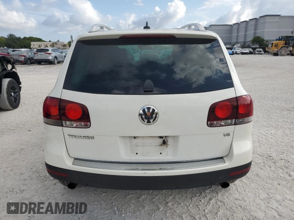 2008 Volkswagen Touareg V6 z VIN WVGBE77L78D052289, wystawiony jako Copart lot #58817765 z przebiegiem 139 818 mil mil oraz Tytuł czysty. Historia ofert i sprzedaży dostępna na DreamBid. Obrazek 6.