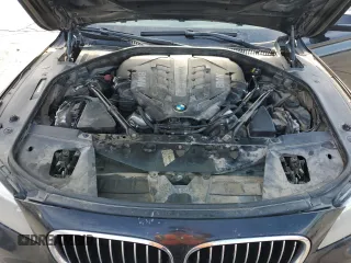 2013 BMW 7 Series 750i xDrive z VIN WBAYB6C50DD223559, wystawiony jako Copart lot #54000435 z przebiegiem 265 821 mil mil oraz Czysty tytuł • Clean title. Historia ofert i sprzedaży dostępna na DreamBid. Obrazek 11.