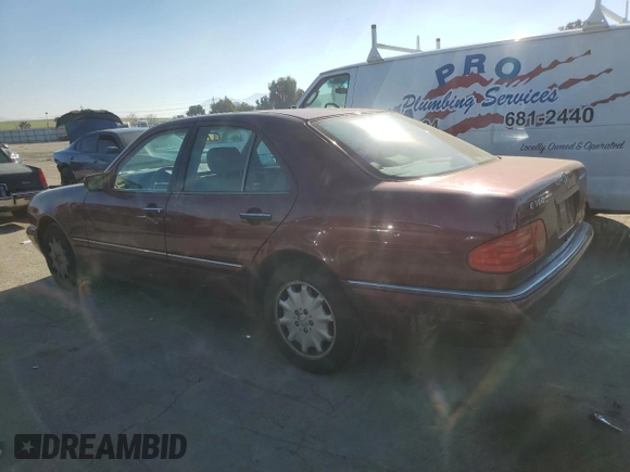 1998 Mercedes-Benz E 320 with VIN WDBJF25FXWA549962, listed as a Copart auction lot 87876005 with 303,884 mi miles and Salvage Title. Bid and sale history available at DreamBid. Image 2.