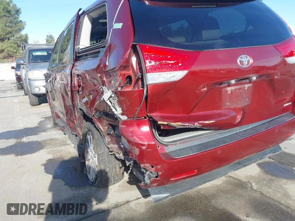 2014 Toyota Sienna XLE z VIN 5TDYK3DC6ES440358, wystawiony jako IAAI lot #40988116 z przebiegiem 87 692 mil mil oraz . Historia ofert i sprzedaży dostępna na DreamBid. Obrazek 19.