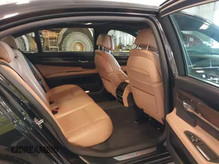 2015 BMW 7 Series 750Li xDrive z VIN WBAYF8C52FD655184, wystawiony jako IAAI lot #42200546 z przebiegiem 102 555 mil mil oraz . Historia ofert i sprzedaży dostępna na DreamBid. Obrazek 8.