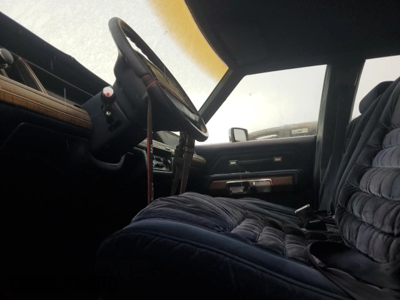 1991 Mercury Grand Marquis z VIN 2MECM75F9MX641760, wystawiony jako Copart lot #59421315 z przebiegiem 47 764 mil mil oraz Czysty tytuł • Clean title. Historia ofert i sprzedaży dostępna na DreamBid. Obrazek 7.