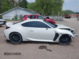 2023 Toyota 86 Premium z VIN JF1ZNBE12P9756981, wystawiony jako IAAI lot #42126988 z przebiegiem 31 550 mil mil oraz . Historia ofert i sprzedaży dostępna na DreamBid. Obrazek 14.