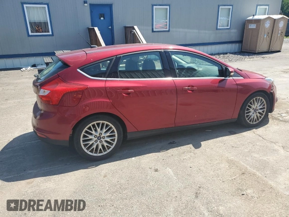 2014 Ford Focus Titanium z VIN 1FADP3N29EL409568, wystawiony jako Copart lot #62295345 z przebiegiem 53 401 mil mil oraz Szkoda całkowita • Salvage title. Historia ofert i sprzedaży dostępna na DreamBid. Obrazek 3.