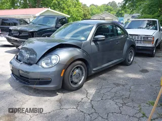 2012 Volkswagen Beetle 2.5L PZEV с VIN 3VWHP7AT8CM628371, выставлен на аукционе IAAI как лот 42295005 с пробегом 63 608 миль миль и . История ставок и продаж доступна на DreamBid. Изображение 2.