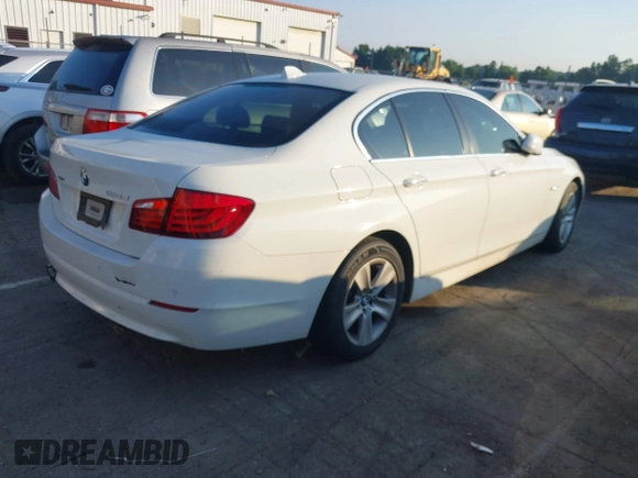 2013 BMW 5 Series 528i xDrive с VIN WBAXH5C53DDW11955, выставлен на аукционе IAAI как лот 42601785 с пробегом 147 925 миль миль и . История ставок и продаж доступна на DreamBid. Изображение 4.