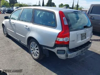 2005 Volvo V50 with VIN YV1MW390252109201, listed as a IAAI auction lot 42002333 with 148,028 mi miles. Bid and sale history available at carsss.com. Image 3.