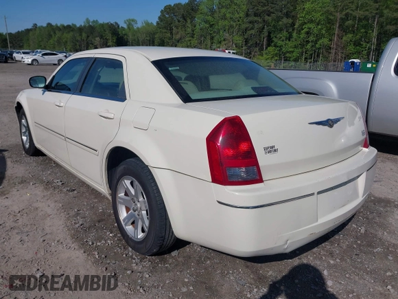 2007 Chrysler 300 Touring z VIN 2C3KA53G17H715729, wystawiony jako IAAI lot #41999282 z przebiegiem 130 444 mil mil oraz . Historia ofert i sprzedaży dostępna na DreamBid. Obrazek 3.