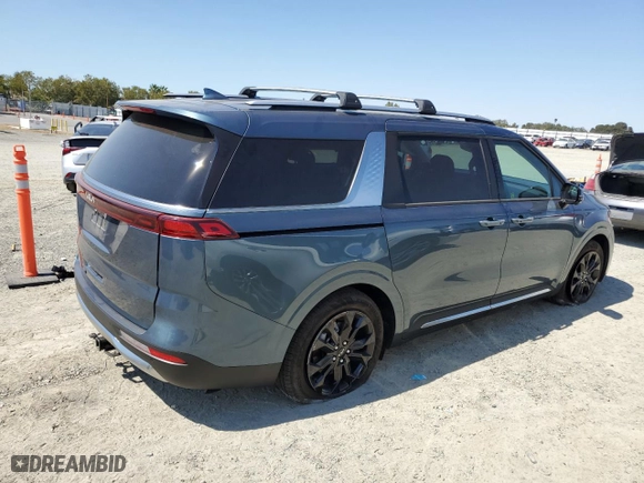 2024 Kia Carnival SX with VIN KNDNE5H32R6402454, listed as a Copart auction lot 70061644 with 7,956 mi miles and Salvage Title. Bid and sale history available at carsss.com. Image 3.
