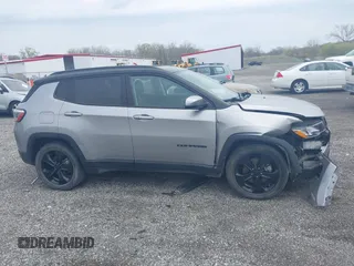 2020 Jeep Compass Altitude z VIN 3C4NJCBB8LT105248, wystawiony jako IAAI lot #42021423 z przebiegiem 93 004 mil mil oraz . Historia ofert i sprzedaży dostępna na DreamBid. Obrazek 13.
