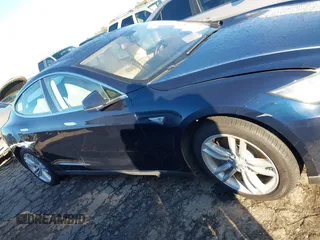 2014 Tesla Model S 60 z VIN 5YJSA1H15EFP48938, wystawiony jako IAAI lot #41574976 z przebiegiem 230 246 mil mil oraz . Historia ofert i sprzedaży dostępna na DreamBid. Obrazek 13.