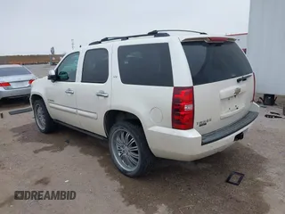 2008 Chevrolet Tahoe LTZ z VIN 1GNFK13018R177922, wystawiony jako IAAI lot #41526809 z przebiegiem 226 636 mil mil oraz . Historia ofert i sprzedaży dostępna na DreamBid. Obrazek 3.