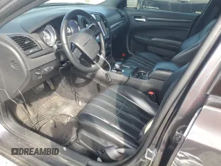 2014 Chrysler 300 S z VIN 2C3CCABGXEH373106, wystawiony jako Copart lot #56178895 z przebiegiem 100 064 mil mil oraz Szkoda całkowita • Salvage title. Historia ofert i sprzedaży dostępna na DreamBid. Obrazek 7.