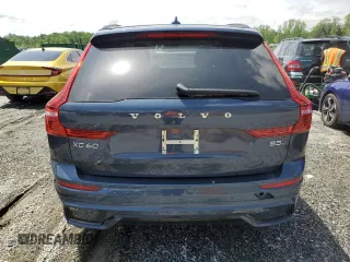 2024 Volvo XC60 Plus Dark Theme z VIN YV4L12RL7R1928699, wystawiony jako Copart lot #56486195 z przebiegiem Nie podano mil oraz Nie do naprawy • Non repairable. Historia ofert i sprzedaży dostępna na DreamBid. Obrazek 6.