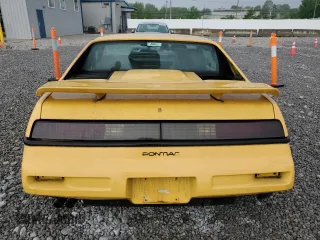 1988 Pontiac Fiero z VIN 1G2PE11R2JP223673, wystawiony jako Copart lot #57300235 z przebiegiem 154 598 mil mil oraz Tytuł czysty. Historia ofert i sprzedaży dostępna na DreamBid. Obrazek 6.