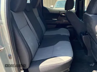2023 Toyota Tacoma SR5 z VIN 3TMAZ5CN3PM210839, wystawiony jako Copart lot #56557005 z przebiegiem 17 767 mil mil oraz Czysty tytuł • Clean title. Historia ofert i sprzedaży dostępna na DreamBid. Obrazek 6.