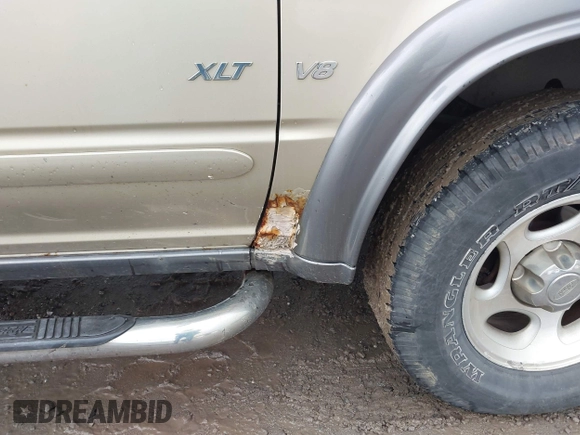 2000 Ford Explorer XLT z VIN 1FMZU83P1YZC35657, wystawiony jako IAAI lot #42278366 z przebiegiem Nie podano mil oraz . Historia ofert i sprzedaży dostępna na DreamBid. Obrazek 6.