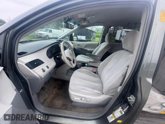 2013 Toyota Sienna LE AAS z VIN 5TDKK3DCXDS361554, wystawiony jako Copart lot #60774985 z przebiegiem 204 462 mil mil oraz Czysty tytuł • Clean title. Historia ofert i sprzedaży dostępna na DreamBid. Obrazek 5.